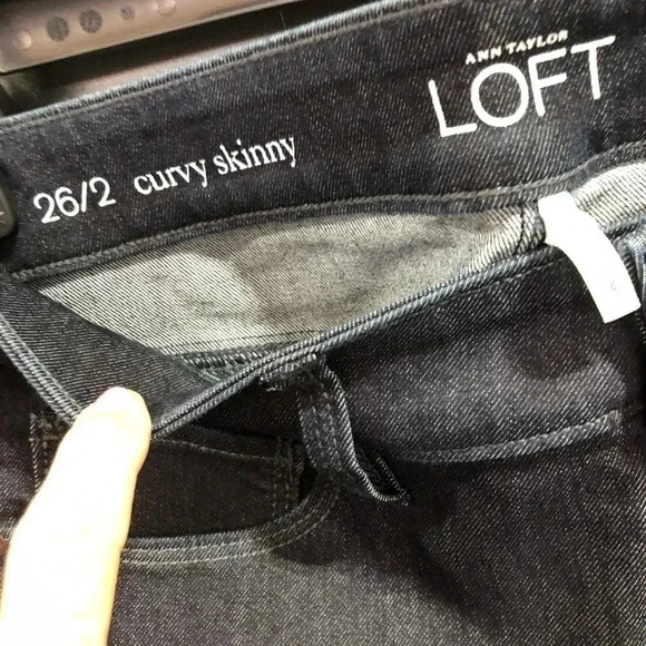 LOFT Curvy Skinny Sits low on waist, 5 pocket, belt loop jeans, black - Picture 2 of 9